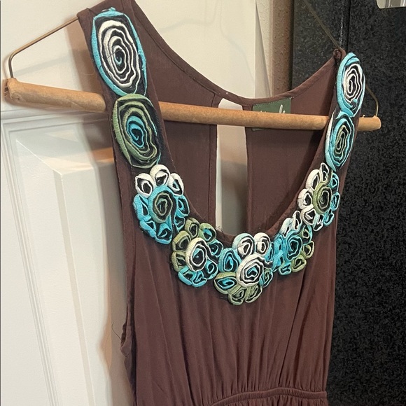 Dress with flower detail and open back - Picture 2 of 3